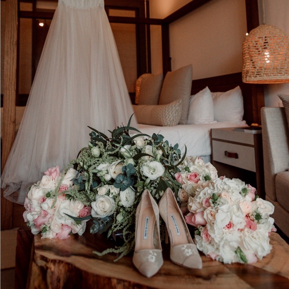 Like New Manolo Blahnik Solola Heels (only tried on for wedding photography) - Picture 2 of 11